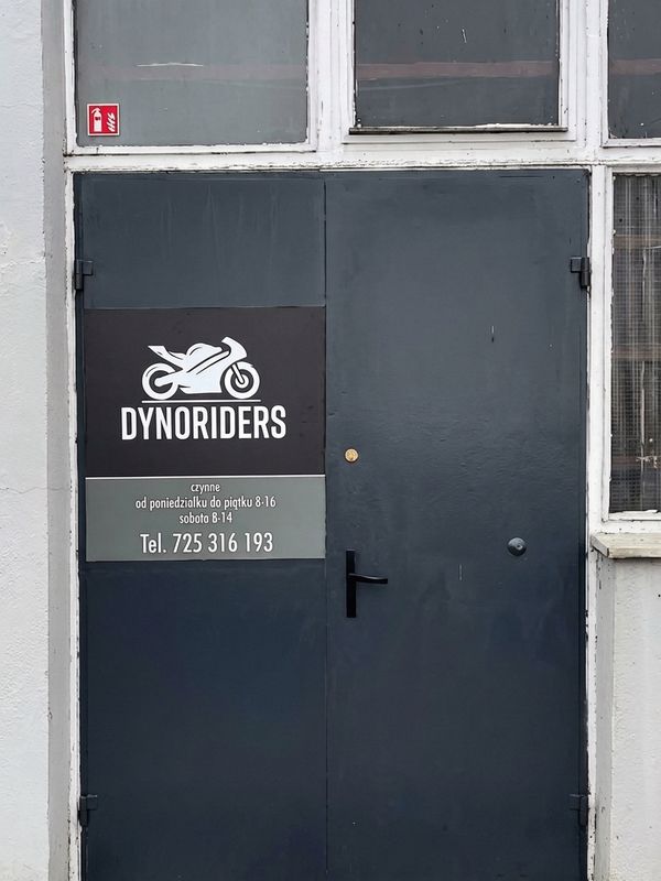 Wejście do warsztatu Dynoriders w Koninie